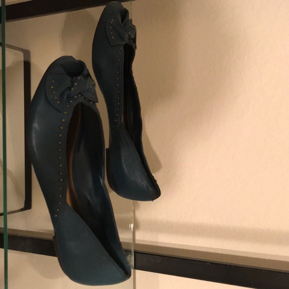 Peep toe flat w gold stud - Picture 1 of 5